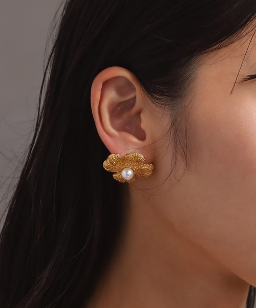 LHME(エルエイチエムイー)の「【WEB限定】“MELLOW”ボリュームフラワーパールピアス/サージカルステンレス(金属アレルギー対応)【LHME / エルエイチエムイー】(ピアス(両耳用)・レディース・ゴールド・ONE SIZE)」の5枚目の写真
