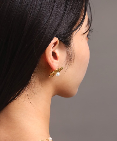 LHME(エルエイチエムイー)の「【WEB限定】“MELLOW”ボリュームフラワーパールピアス/サージカルステンレス(金属アレルギー対応)【LHME / エルエイチエムイー】(ピアス(両耳用)・レディース・ゴールド・ONE SIZE)」の6枚目の写真
