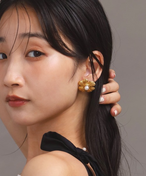 LHME(エルエイチエムイー)の「【WEB限定】“MELLOW”ボリュームフラワーパールピアス/サージカルステンレス(金属アレルギー対応)【LHME / エルエイチエムイー】(ピアス(両耳用)・レディース・ゴールド・ONE SIZE)」の7枚目の写真