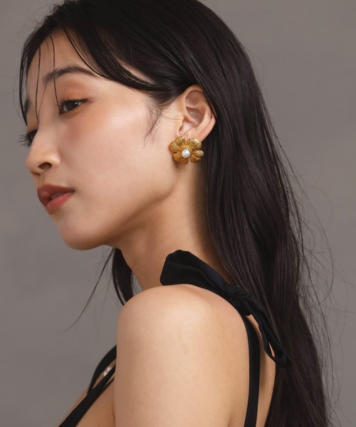 LHME(エルエイチエムイー)の「【WEB限定】“MELLOW”ボリュームフラワーパールピアス/サージカルステンレス(金属アレルギー対応)【LHME / エルエイチエムイー】(ピアス(両耳用)・レディース・ゴールド・ONE SIZE)」の8枚目の写真