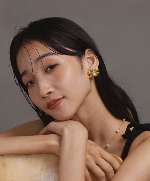 LHME(エルエイチエムイー)の「【WEB限定】“MELLOW”ボリュームフラワーパールピアス/サージカルステンレス(金属アレルギー対応)【LHME / エルエイチエムイー】(ピアス(両耳用)・レディース・ゴールド・ONE SIZE)」の10枚目の写真