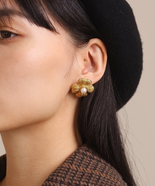 LHME(エルエイチエムイー)の「【WEB限定】“MELLOW”ボリュームフラワーパールピアス/サージカルステンレス(金属アレルギー対応)【LHME / エルエイチエムイー】(ピアス(両耳用)・レディース・ゴールド・ONE SIZE)」の14枚目の写真