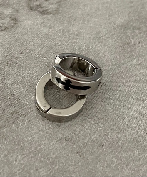 SPINNS(スピンズ)の「シルバーフープイヤリング/ロゴクロスデザイン(イヤリング・メンズ・シルバー・ONESIZE)」の1枚目の写真