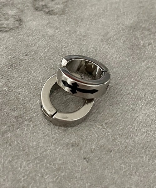 SPINNS(スピンズ)の「シルバーフープイヤリング/ロゴクロスデザイン(イヤリング・メンズ・シルバー・ONESIZE)」の3枚目の写真