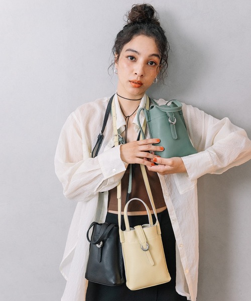 Beau're(ヴュレ)の「BEAURE ヴュレ カウレザー ベルト デザイン ワンマイル BAG(ショルダーバッグ・レディース・ブラック/グレー/オリーブ/ペールイエロー・FREE)」の21枚目の写真