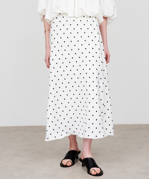 cloenc(クロエンス)の「【手洗い可】サテンフレアスカート(スカート・レディース・カーキ/ピンク/ライトベージュ/ホワイト系3・01/02/03)」の5枚目の写真