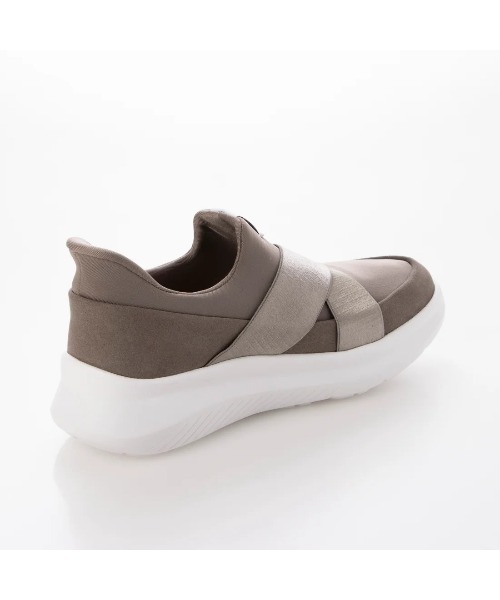 le coq sportif(ルコックスポルティフ)の「クロスベルトスリッポンスニーカー(LCS マルヌ DBSP SI)(スリッポン・レディース・ブラック/グレー/ベージュ・23cm/23.5cm/24cm/24.5cm/22.5cm)」の6枚目の写真