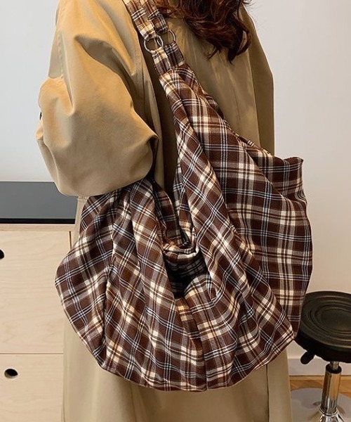 MONO8（モノハチ）の「大容量チェックショルダーバッグ（ショルダーバッグ・レディース・イエロー/ダークブラウン/ベージュ・F）」の2枚目の写真