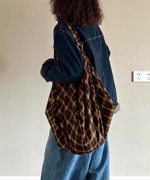 MONO8（モノハチ）の「大容量チェックショルダーバッグ（ショルダーバッグ・レディース・イエロー/ダークブラウン/ベージュ・F）」の10枚目の写真