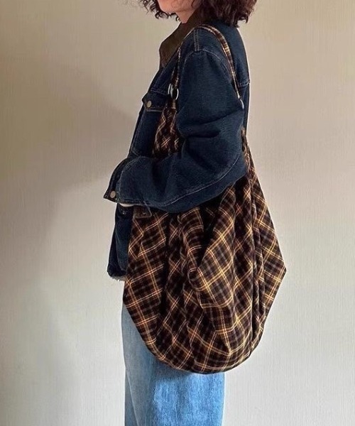 MONO8（モノハチ）の「大容量チェックショルダーバッグ（ショルダーバッグ・レディース・イエロー/ダークブラウン/ベージュ・F）」の9枚目の写真