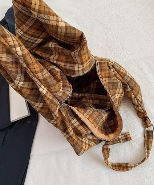 MONO8（モノハチ）の「大容量チェックショルダーバッグ（ショルダーバッグ・レディース・イエロー/ダークブラウン/ベージュ・F）」の17枚目の写真