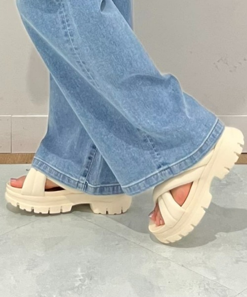 Right-on（ライトオン）の「クロスベルト厚底サンダル（サンダル・レディース・ホワイト/ブラック・M/L）」の12枚目の写真