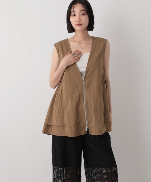 LOWRYS FARM（ローリーズファーム）の「ナイロンギャザーベスト　495542（ベスト・レディース・ベージュ/ブラック/カーキ・FREE）」の4枚目の写真