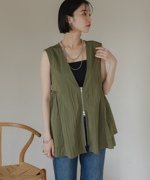 LOWRYS FARM（ローリーズファーム）の「ナイロンギャザーベスト　495542（ベスト・レディース・ベージュ/ブラック/カーキ・FREE）」の21枚目の写真