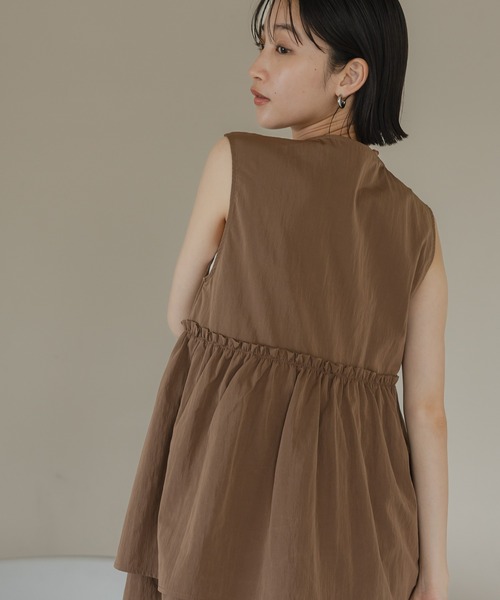 LOWRYS FARM（ローリーズファーム）の「ナイロンギャザーベスト　495542（ベスト・レディース・ベージュ/ブラック/カーキ・FREE）」の17枚目の写真