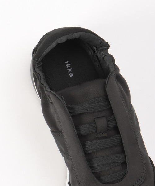 ikka（イッカ）の「【雑誌InRed11月号掲載】サテンスエードコンビスニーカー（スニーカー・レディース・ブラック/オートミール・L/M）」の8枚目の写真