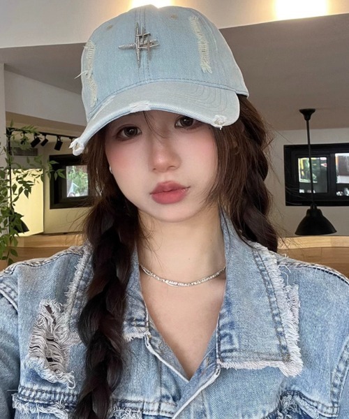 Ressaca（レサーカ）の「ダメージ加工ラインストーンデニムベースボールキャップ（キャップ・レディース・ライトブルー/ブラック・FREE）」の4枚目の写真