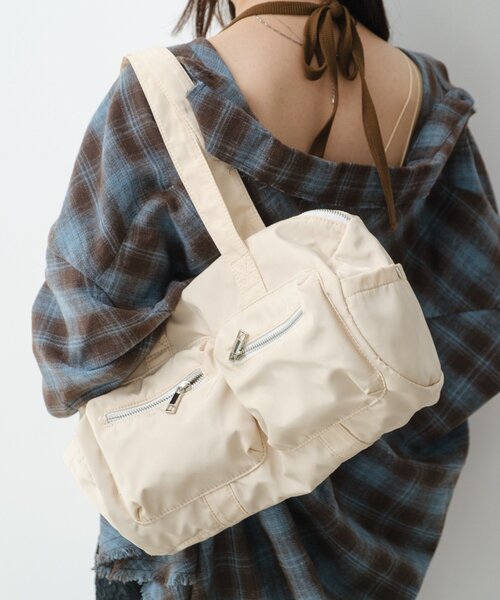 Kastane（カスタネ）の「【500mlペットボトル収納可】ナイロンボストンバッグ（ボストンバッグ・レディース・カーキ/ブラック/アイボリー・FREE）」の3枚目の写真