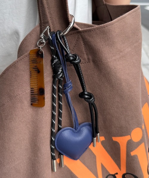 CIAOPANIC TYPY(チャオパニックティピー)の「ハートレザーキーチャーム(キーホルダー・レディース・ブラック/レッド/ネイビー・ONE SIZE)」の3枚目の写真