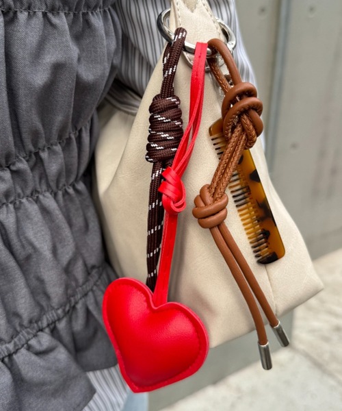 CIAOPANIC TYPY(チャオパニックティピー)の「ハートレザーキーチャーム(キーホルダー・レディース・ブラック/レッド/ネイビー・ONE SIZE)」の1枚目の写真