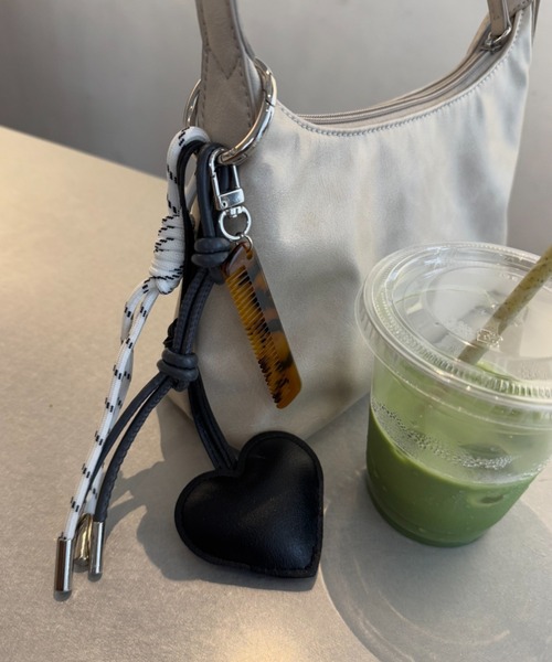 CIAOPANIC TYPY(チャオパニックティピー)の「ハートレザーキーチャーム(キーホルダー・レディース・ブラック/レッド/ネイビー・ONE SIZE)」の2枚目の写真