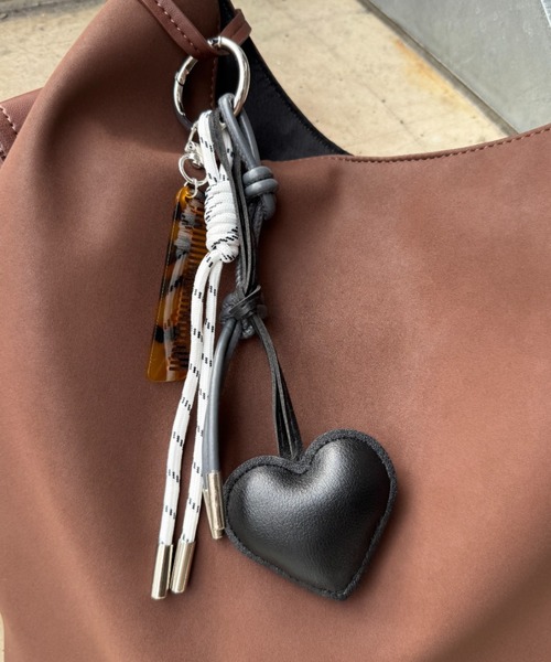 CIAOPANIC TYPY(チャオパニックティピー)の「ハートレザーキーチャーム(キーホルダー・レディース・ブラック/レッド/ネイビー・ONE SIZE)」の4枚目の写真