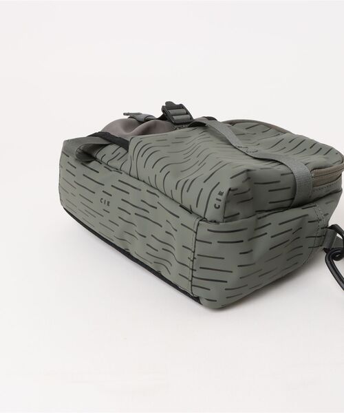 CIE(シー)の「【CIE/シー】GRID3 BOTTLE SHOULDER BAG (M) LIMITED EDITION(ショルダーバッグ・メンズ・オリーブ・FREE)」の3枚目の写真