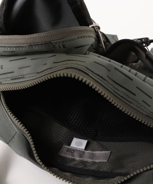CIE(シー)の「【CIE/シー】GRID3 BOTTLE SHOULDER BAG (M) LIMITED EDITION(ショルダーバッグ・メンズ・オリーブ・FREE)」の4枚目の写真