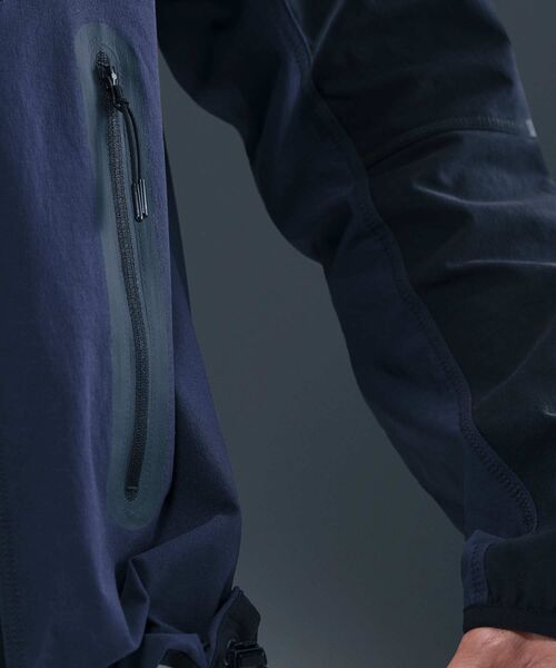 NIKE（ナイキ）の「ナイキ テック メンズ Dri-FIT ウーブン カラーブロック ルーズ オーバーサイズド ジャケット / Nike Tech Men's Dri-FIT Woven Color-Block Loose Oversized Jacket IH8462-010 Black（ナイロンジャケット・メンズ・ブラック・L/M/XL/2XL/S）」の16枚目の写真