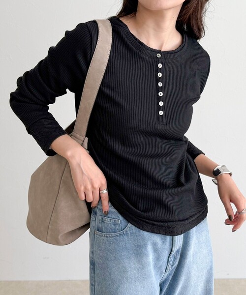 fredy emue(フレディエミュ)の「レイヤード風ヘンリーネックプルオーバー(Tシャツ/カットソー・レディース・ブラック/ブラウン/オフホワイト・38)」の2枚目の写真