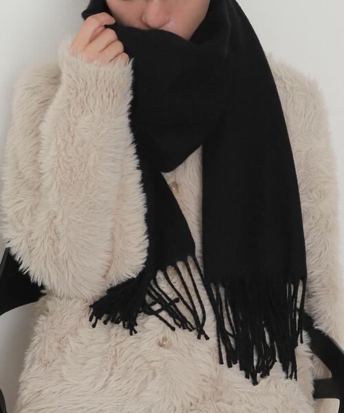 WEGO（ウィゴー）の「WEGO/【25年秋冬新作】大判ストール（マフラー・レディース・サックスブルー/レッド系その他/ライトグレー/ホワイト/レッド/グリーン/その他1/オフホワイト/グレー/その他3/ライトパープル/ネイビー/その他2/ブラック/グレー系その他/ライトピンク・FREE）」の4枚目の写真