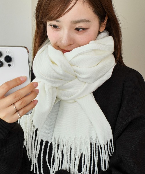 WEGO（ウィゴー）の「WEGO/【25年秋冬新作】大判ストール（マフラー・レディース・サックスブルー/レッド系その他/ライトグレー/ホワイト/レッド/グリーン/その他1/オフホワイト/グレー/その他3/ライトパープル/ネイビー/その他2/ブラック/グレー系その他/ライトピンク・FREE）」の2枚目の写真