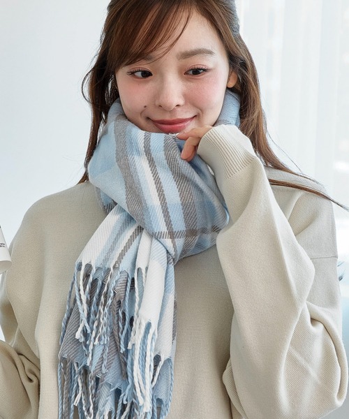 WEGO（ウィゴー）の「WEGO/【25年秋冬新作】大判ストール（マフラー・レディース・サックスブルー/レッド系その他/ライトグレー/ホワイト/レッド/グリーン/その他1/オフホワイト/グレー/その他3/ライトパープル/ネイビー/その他2/ブラック/グレー系その他/ライトピンク・FREE）」の9枚目の写真