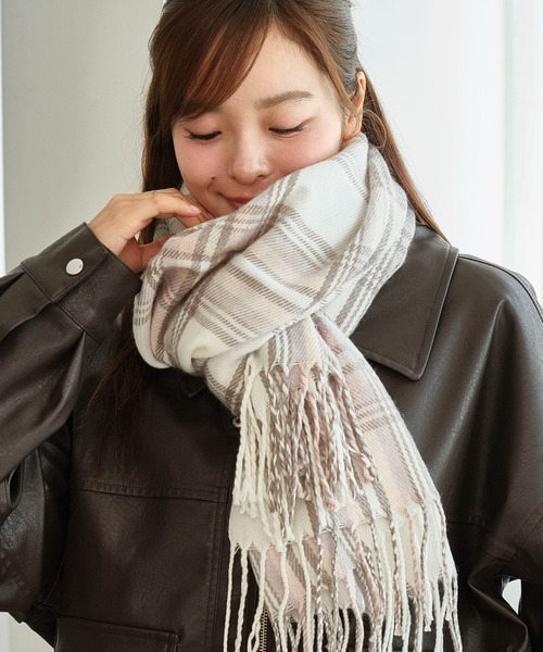 WEGO（ウィゴー）の「WEGO/【25年秋冬新作】大判ストール（マフラー・レディース・サックスブルー/レッド系その他/ライトグレー/ホワイト/レッド/グリーン/その他1/オフホワイト/グレー/その他3/ライトパープル/ネイビー/その他2/ブラック/グレー系その他/ライトピンク・FREE）」の18枚目の写真