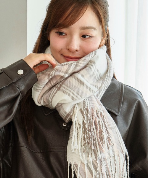 WEGO（ウィゴー）の「WEGO/【25年秋冬新作】大判ストール（マフラー・レディース・サックスブルー/レッド系その他/ライトグレー/ホワイト/レッド/グリーン/その他1/オフホワイト/グレー/その他3/ライトパープル/ネイビー/その他2/ブラック/グレー系その他/ライトピンク・FREE）」の17枚目の写真