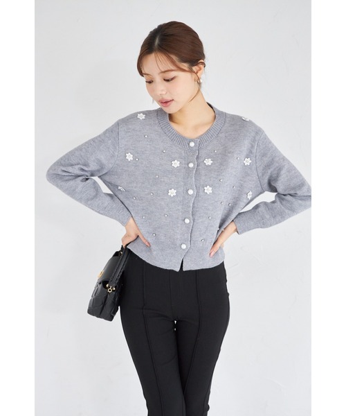 tocco closet（トッコ　クローゼット）の「【ZOZO限定】パール釦フラワーモチーフ×ビジューニットカーディガン（ニット/セーター・レディース・アイボリー/ブラック/グレー・M）」の3枚目の写真