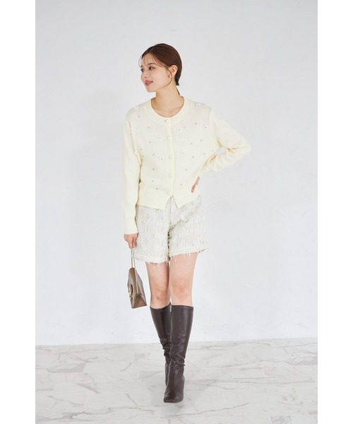 tocco closet（トッコ　クローゼット）の「【ZOZO限定】パール釦フラワーモチーフ×ビジューニットカーディガン（ニット/セーター・レディース・アイボリー/ブラック/グレー・M）」の5枚目の写真