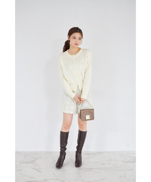 tocco closet（トッコ　クローゼット）の「【ZOZO限定】パール釦フラワーモチーフ×ビジューニットカーディガン（ニット/セーター・レディース・アイボリー/ブラック/グレー・M）」の4枚目の写真