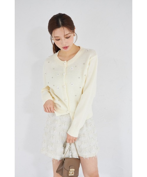 tocco closet（トッコ　クローゼット）の「【ZOZO限定】パール釦フラワーモチーフ×ビジューニットカーディガン（ニット/セーター・レディース・アイボリー/ブラック/グレー・M）」の6枚目の写真