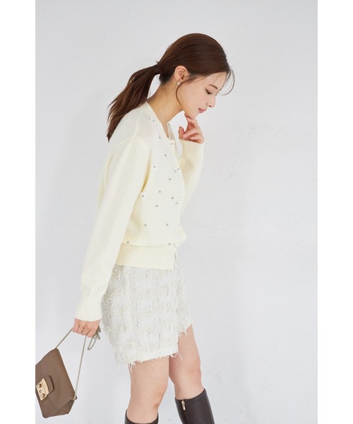 tocco closet（トッコ　クローゼット）の「【ZOZO限定】パール釦フラワーモチーフ×ビジューニットカーディガン（ニット/セーター・レディース・アイボリー/ブラック/グレー・M）」の9枚目の写真