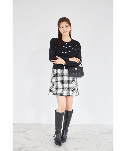 tocco closet（トッコ　クローゼット）の「【ZOZO限定】パール釦フラワーモチーフ×ビジューニットカーディガン（ニット/セーター・レディース・アイボリー/ブラック/グレー・M）」の11枚目の写真