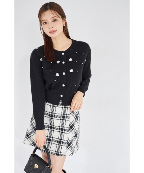 tocco closet（トッコ　クローゼット）の「【ZOZO限定】パール釦フラワーモチーフ×ビジューニットカーディガン（ニット/セーター・レディース・アイボリー/ブラック/グレー・M）」の15枚目の写真