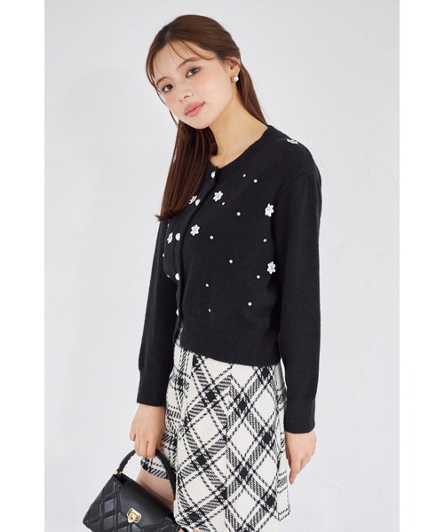 tocco closet（トッコ　クローゼット）の「【ZOZO限定】パール釦フラワーモチーフ×ビジューニットカーディガン（ニット/セーター・レディース・アイボリー/ブラック/グレー・M）」の18枚目の写真