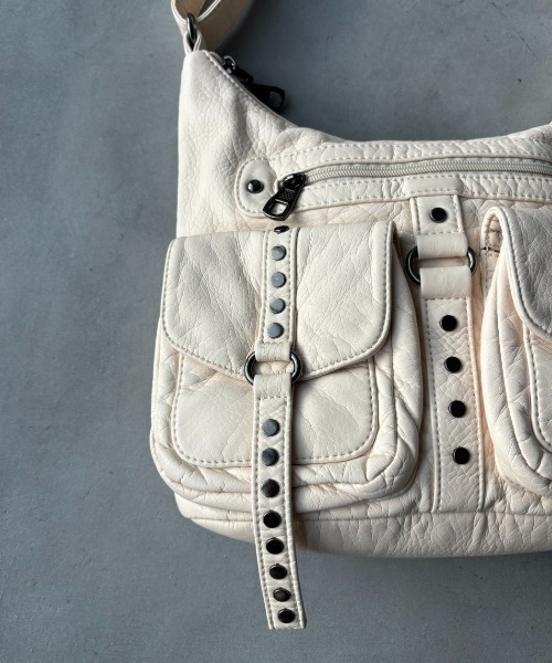 DTYYPE（ドタイプ）の「アウトポケットスタッズショルダーバッグ（ショルダーバッグ・レディース・ブラック/ホワイト/レッド・FREE）」の7枚目の写真