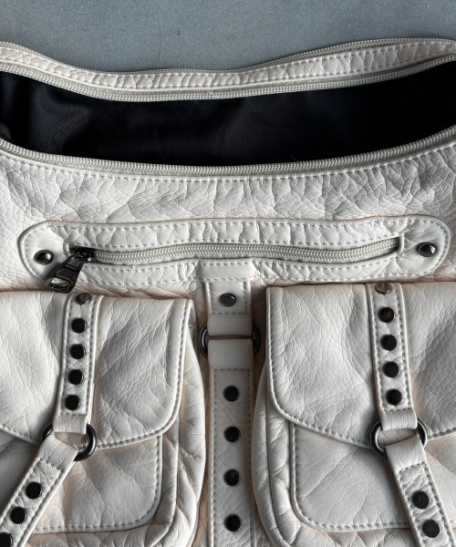 DTYYPE（ドタイプ）の「アウトポケットスタッズショルダーバッグ（ショルダーバッグ・レディース・ブラック/ホワイト/レッド・FREE）」の9枚目の写真