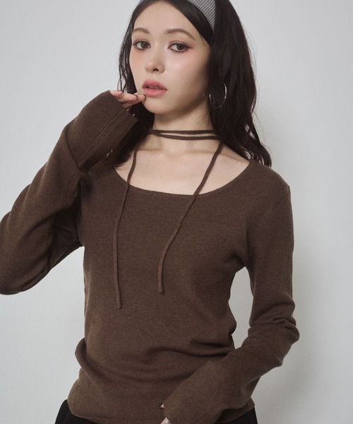 ENVYM（アンビー）の「前後２WAY チョーカー ハイゲージ ニットトップス（ニット/セーター・レディース・ブラウン/グレー/ブラック/レッド/アイボリー・FREE）」の2枚目の写真