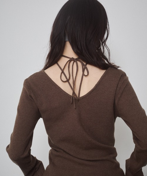 ENVYM（アンビー）の「前後２WAY チョーカー ハイゲージ ニットトップス（ニット/セーター・レディース・ブラウン/グレー/ブラック/レッド/アイボリー・FREE）」の6枚目の写真