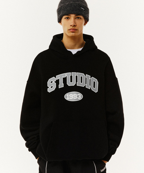 1993STUDIO(1993スタジオ)の「スタジオアーチロゴフード_ブラック(パーカー・レディース・その他・LARGE/MEDIUM)」の1枚目の写真