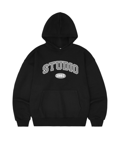 1993STUDIO(1993スタジオ)の「スタジオアーチロゴフード_ブラック(パーカー・レディース・その他・LARGE/MEDIUM)」の2枚目の写真