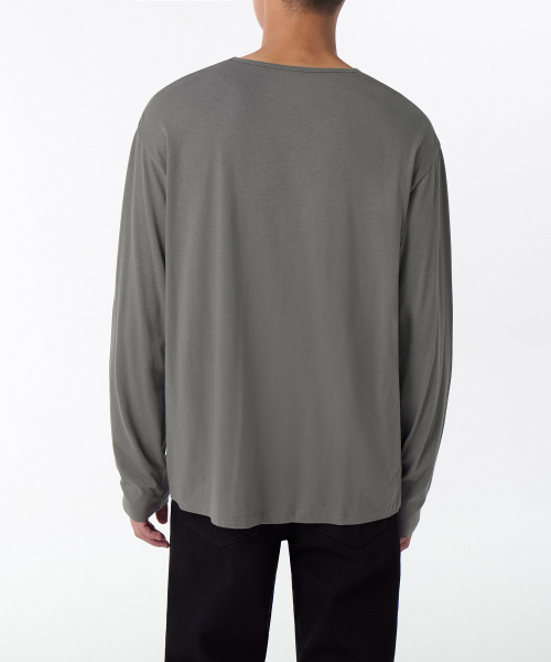 MUSINSA STANDARD（ムシンサスタンダード）の「リラックスドCRスcoopネック長袖Tシャツ[カーキグレー]（Tシャツ/カットソー・メンズ・その他・LARGE/X-LARGE/XX-LARGE）」の2枚目の写真